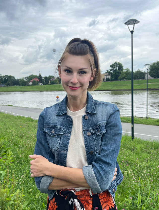 https://fundacjabezklamek.pl/wp-content/uploads/2026/09/agnieszkakb-640x848.png